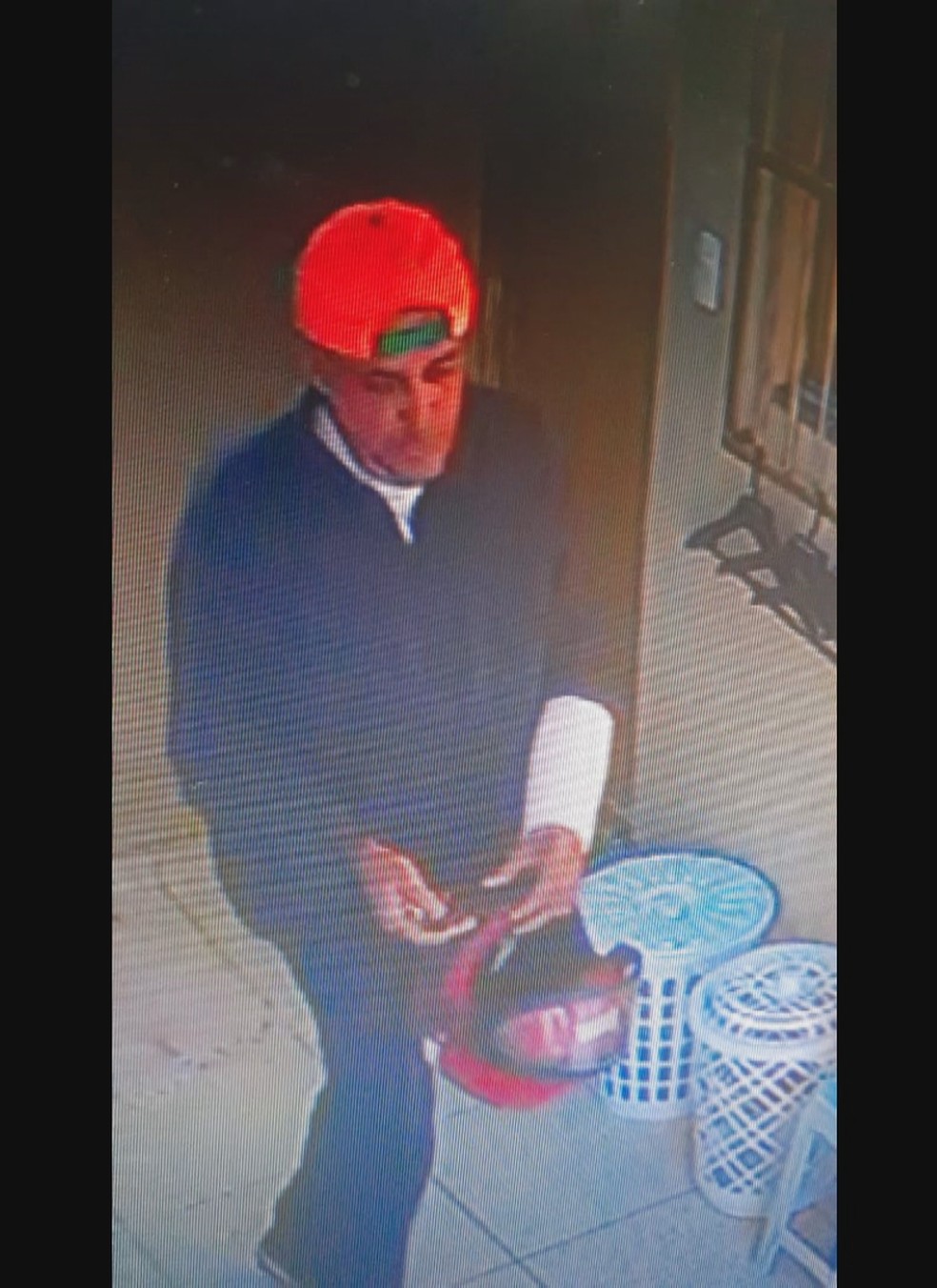 Suspeito de matar ex-delegado foi identificado pela Polícia Civil — Foto: Câmera de circuito de segurança
