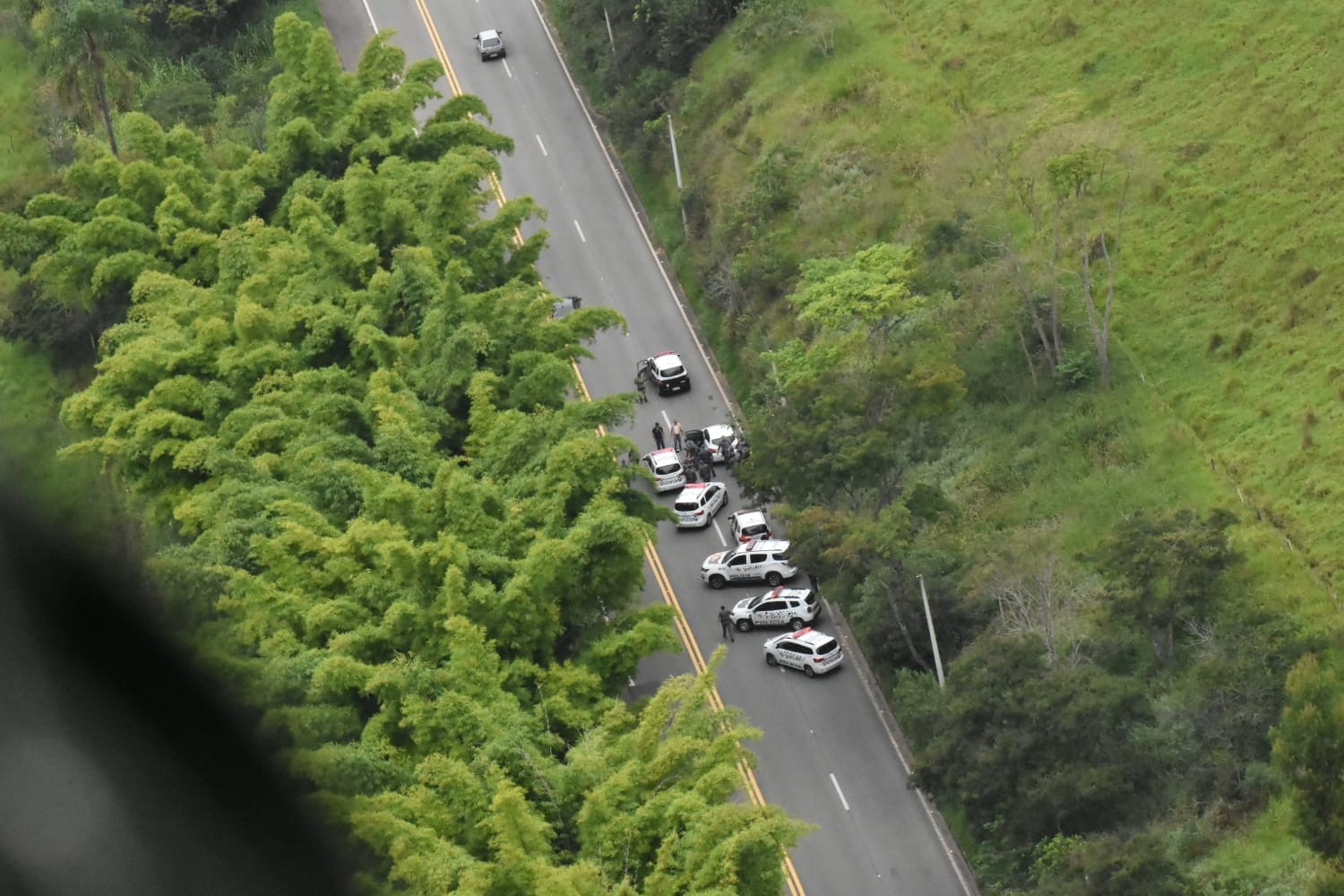 Perseguição a carro roubado mobiliza helicóptero da PM e termina com suspeito preso em São Luiz do Paraitinga