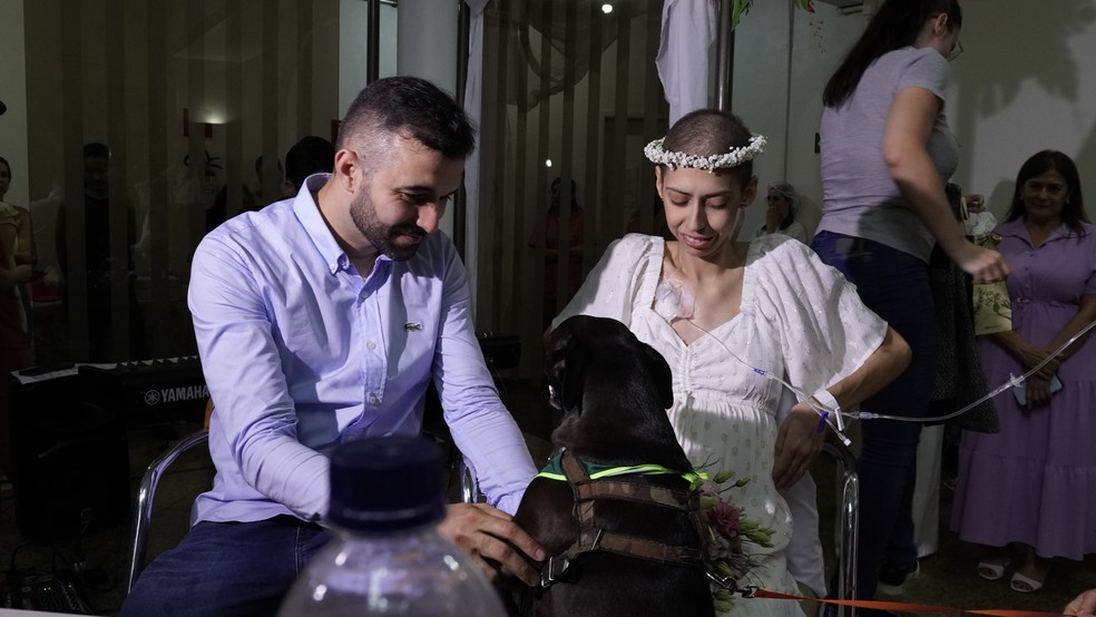 Paciente em tratamento de câncer ganha festa surpresa em hospital com direito a visita do melhor 'aumigo' e benção de noivado no PR — Foto: Hospital Bom Jesus/Hoesp