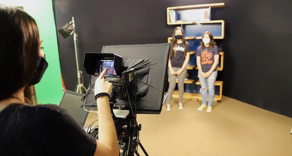 Cursos de audiovisual estão entre as atividades da economia criativa. Na foto, alunas do colégio Liceu Albert Sabin em Estúdio Audiovisual. — Foto: Crédito: Divulgação