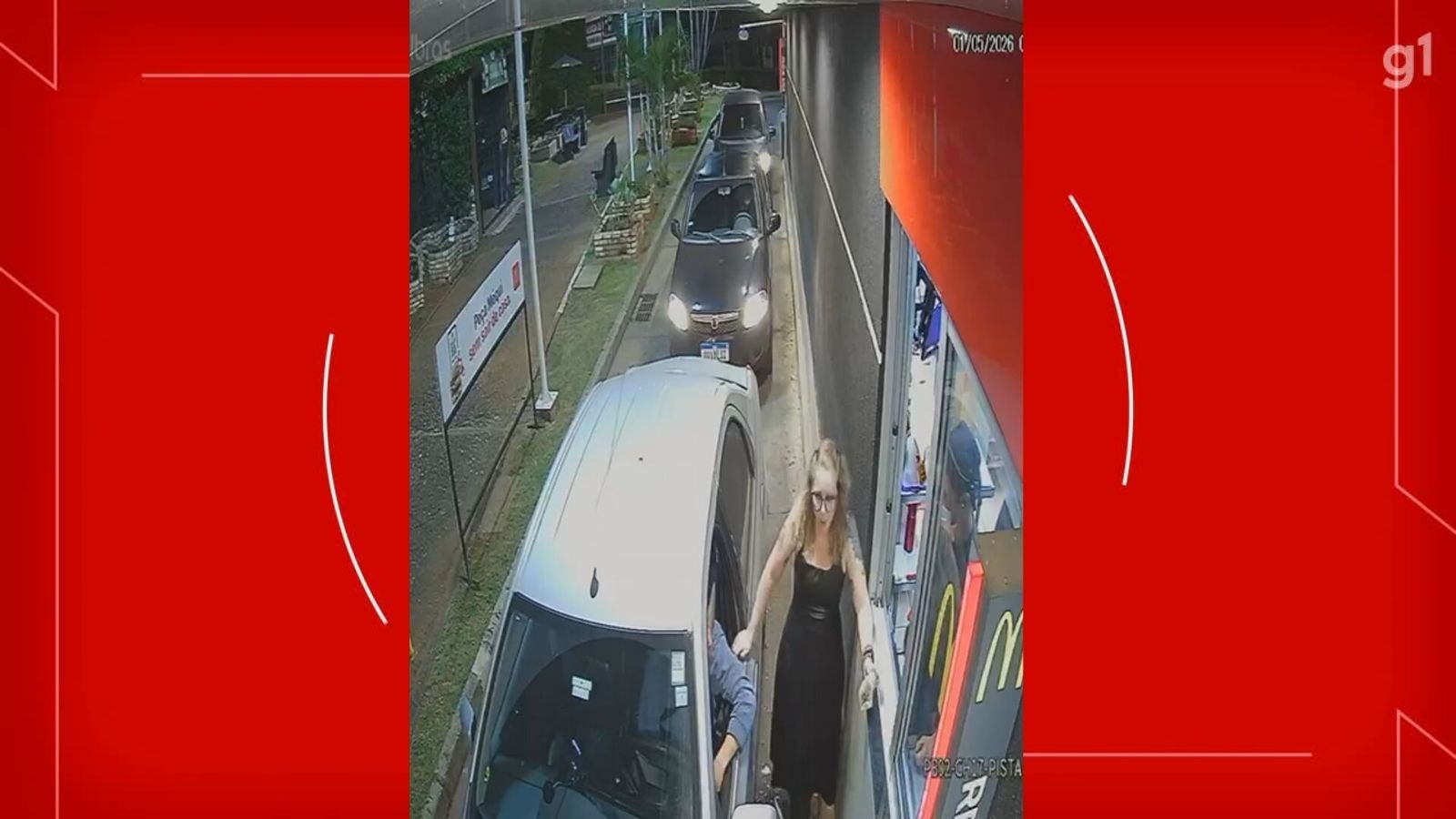 VÍDEO: mulher dá tapa em atendente de drive-thru após receber sanduíche com cebola no DF 