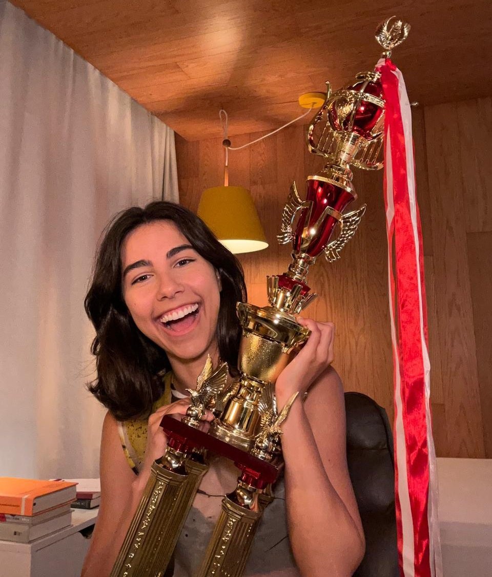 Cantora que venceu concurso de calouros no Japão recebe troféu 9 meses depois e faz planos para carreira musical