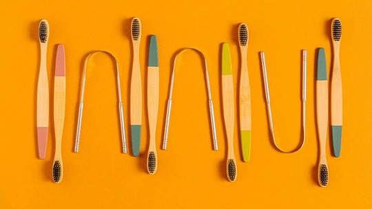 Raspador de língua antes ou depois de escovar os dentes? Saiba o jeito certo - Foto: (Antoni Shkraba/Pexels)