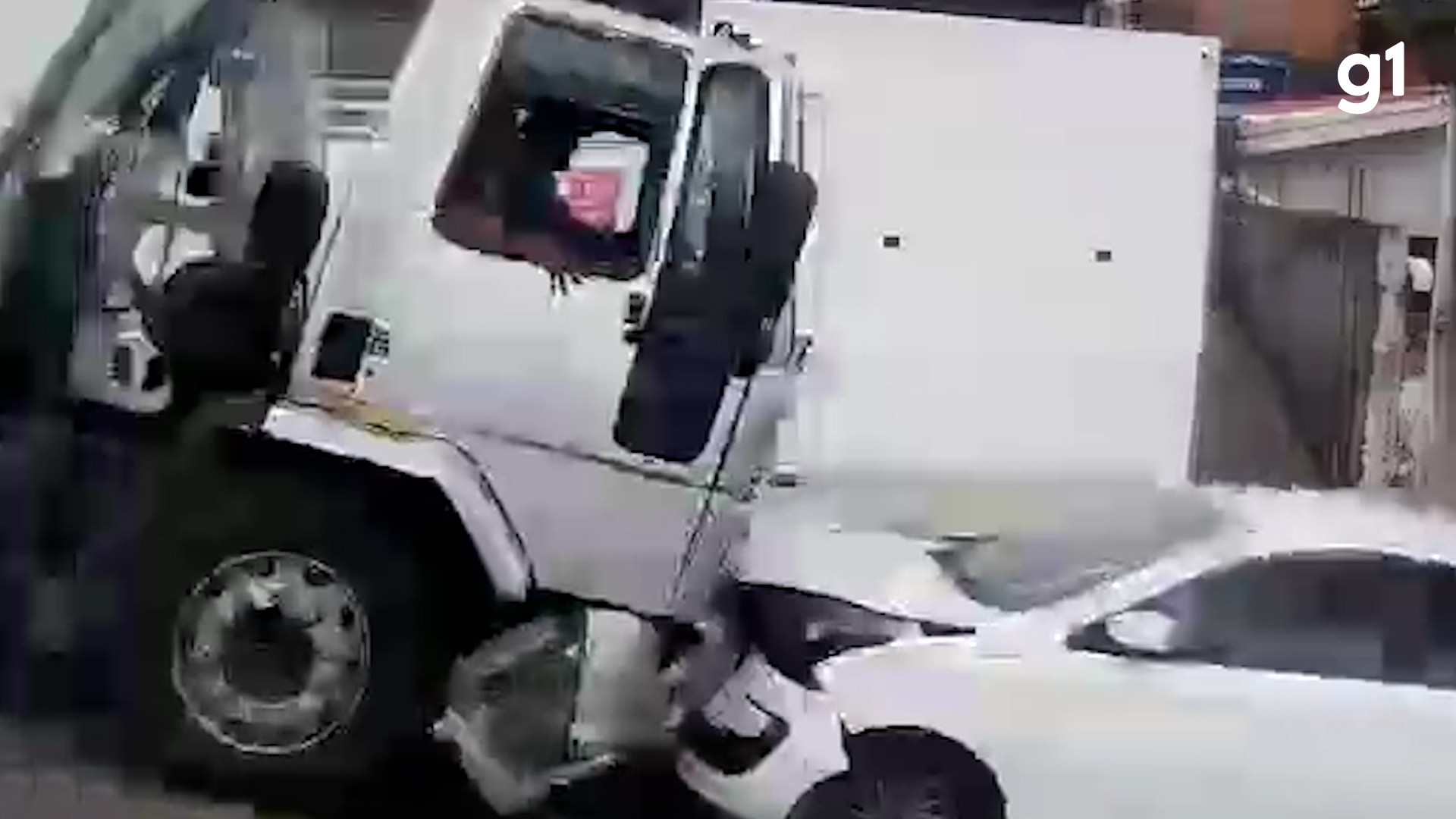 Caminhão arrasta carros e destrói moto em João Pessoa; VÍDEO