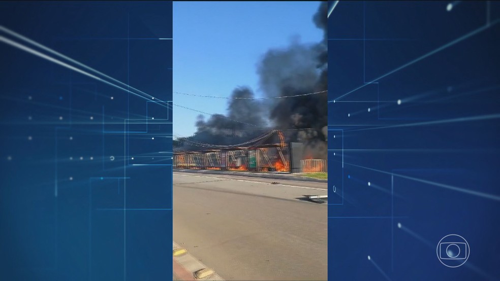 Cenipa e polícias Civil e Militar investigam queda de avião em avenida de São Paulo — Foto: Reprodução/TV Globo