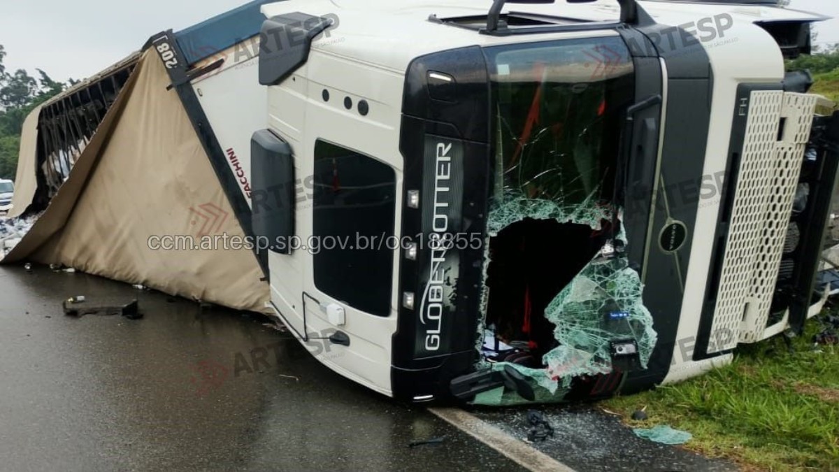 Carreta carregada com cerveja tomba na Rodovia Constâncio Cintra