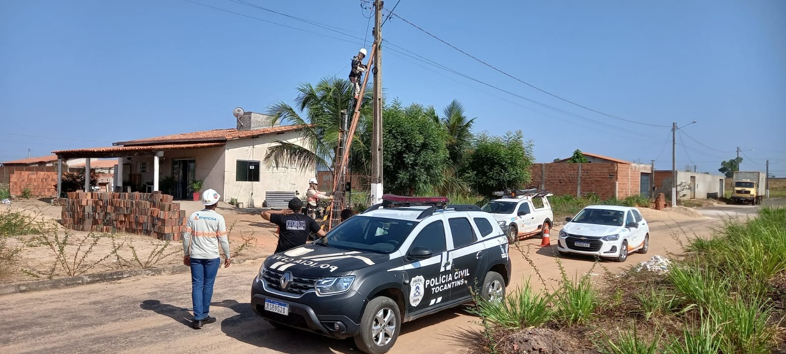 Operação encontra 'gatos de energia' em lojas e até clínica de estética; 13 pessoas foram presas