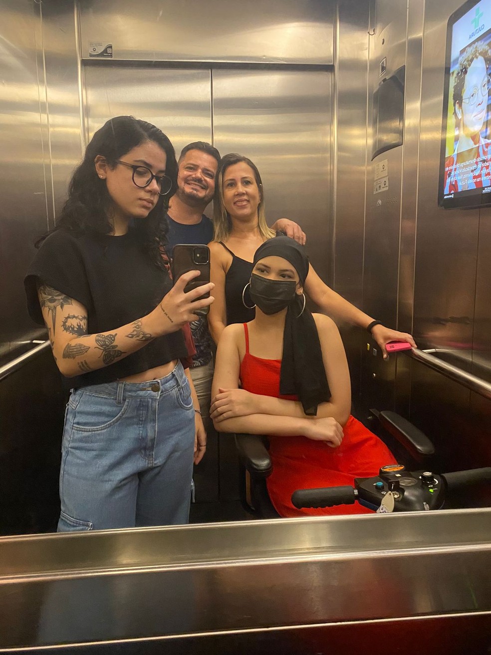 Família da jovem pede ajuda para compra da prótese — Foto: Arquivo pessoal