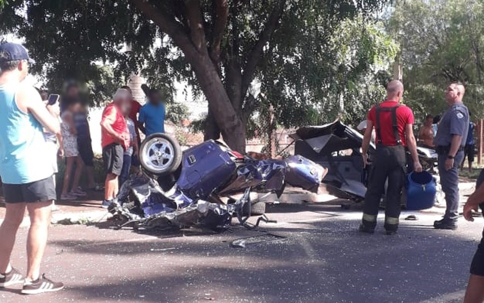 Em São Joaquim da Barra, SP, carro fica partido ao meio após motorista bater contra árvore — Foto: Redes Sociais