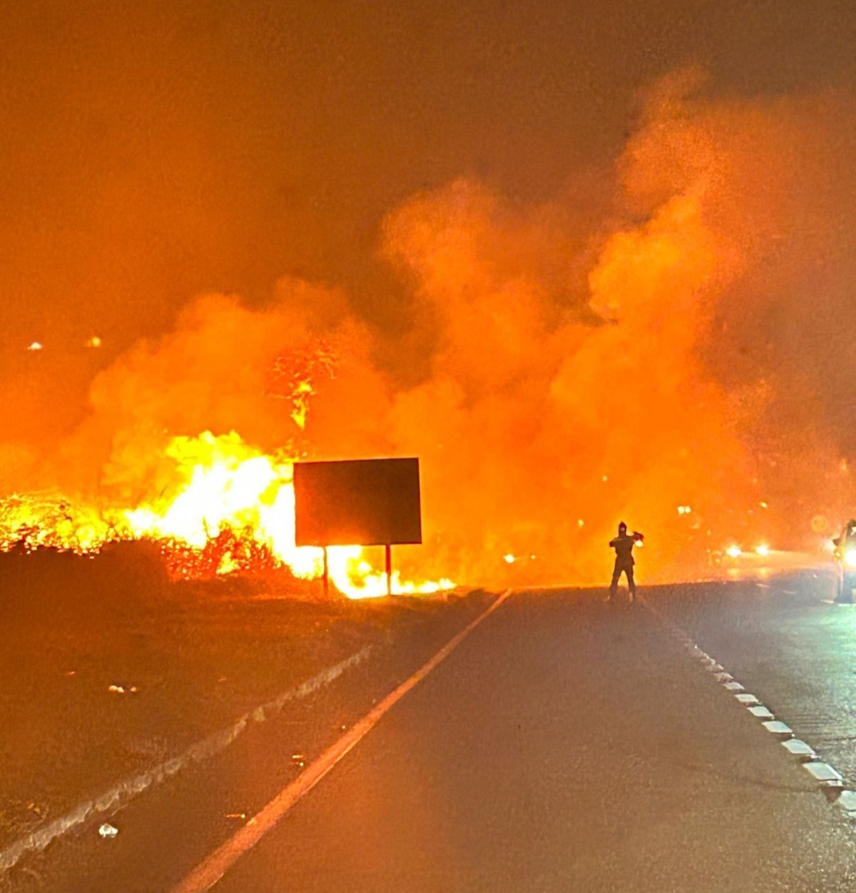 VÍDEO: Incêndio de grandes proporções atinge vegetação às margens da BR-050