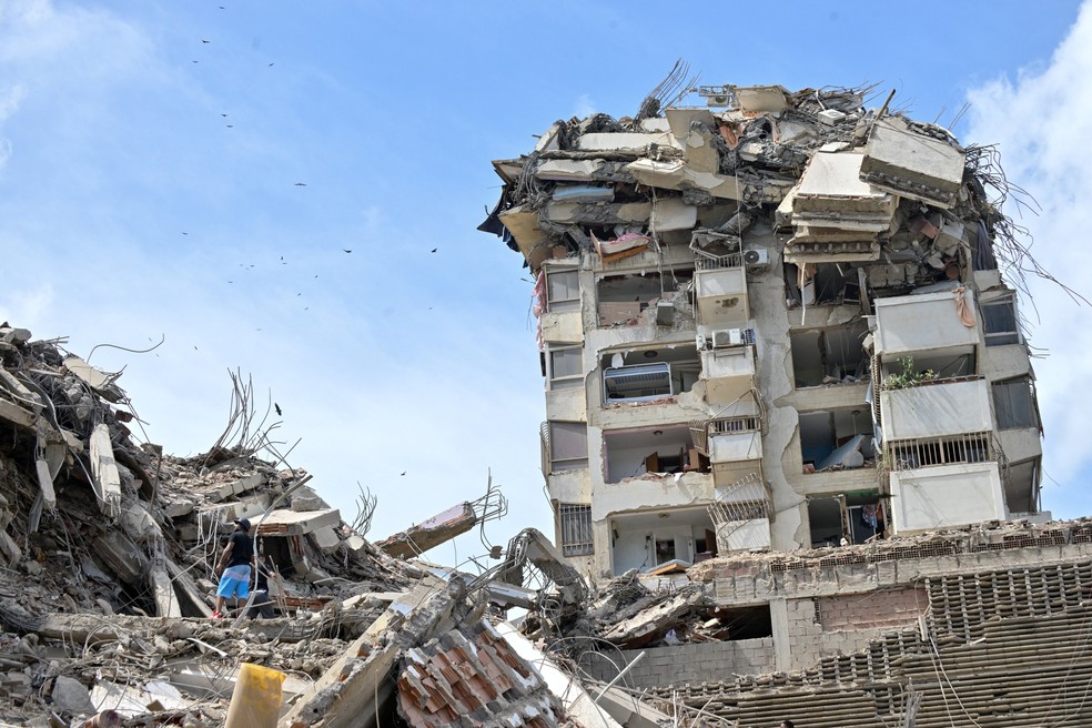 Prédio danificado após terremoto em La Guaira, na Venezuela — Foto: REUTERS/Maxwell Briceno