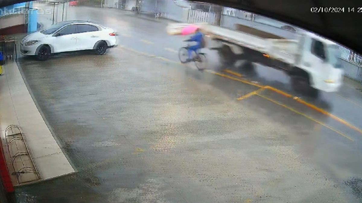 Ciclista é atingido na cabeça por tampa aberta de caminhão em Joinville; VÍDEO