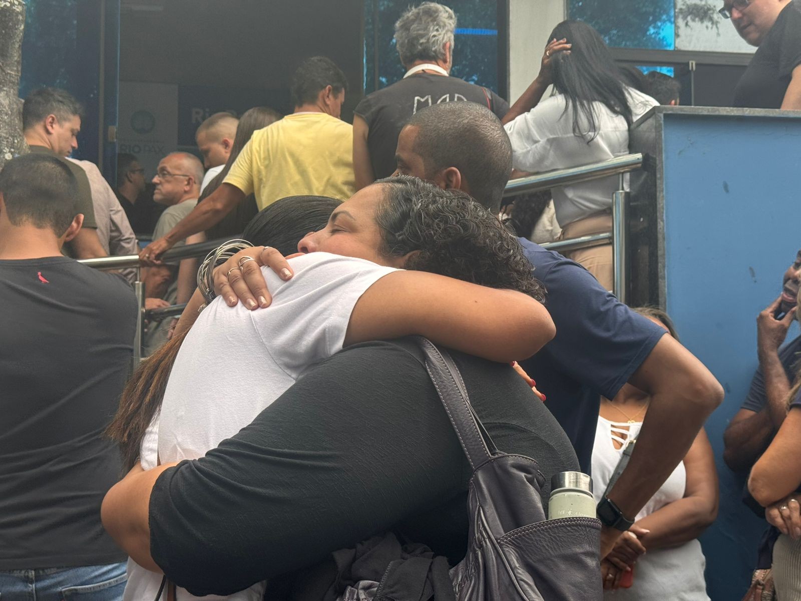 Corpo de bancária morta na Linha Amarela é velado no Cemitério de Irajá