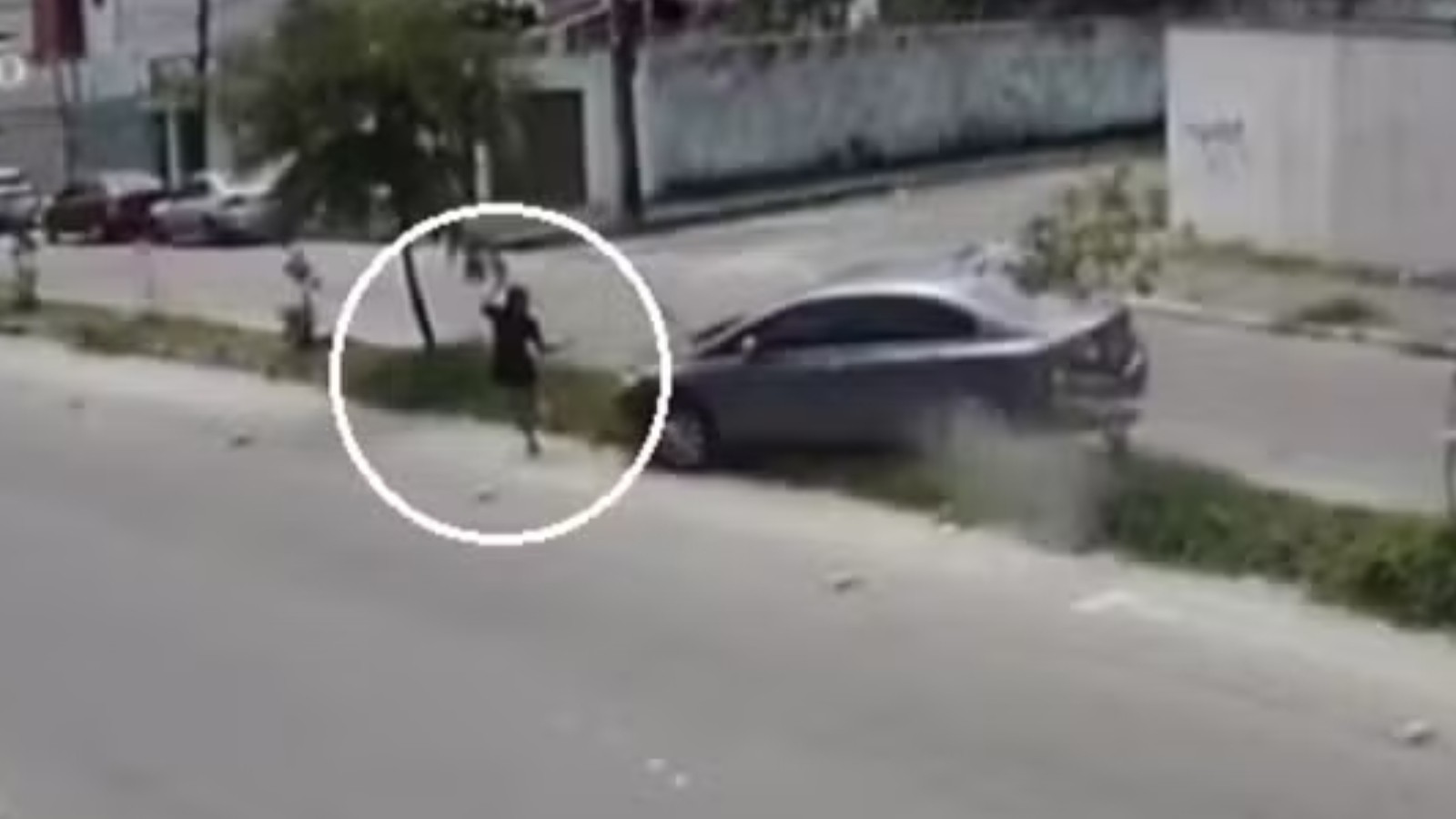 VÍDEO: Carro desgovernado atropela pedestre, invade pista contrária e colide com outro veículo em Fortaleza