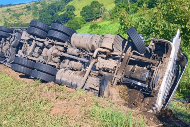 Carreta sai da pista, tomba e motorista morre na BR-116 