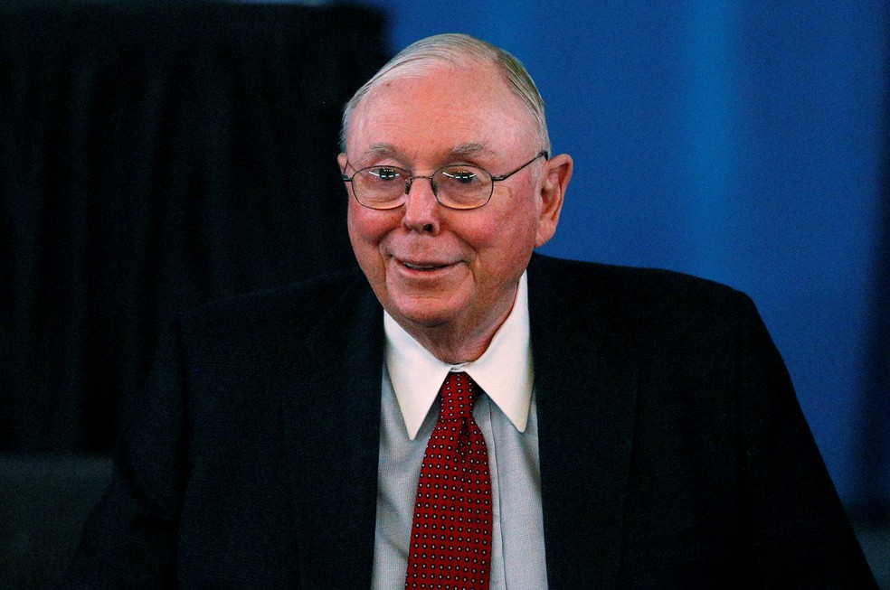 O vice-presidente da Berkshire Hathaway, Charlie Munger, chega para iniciar a reunião anual da empresa em Omaha, em 2013. — Foto: REUTERS/Rick Wilking/File Photo