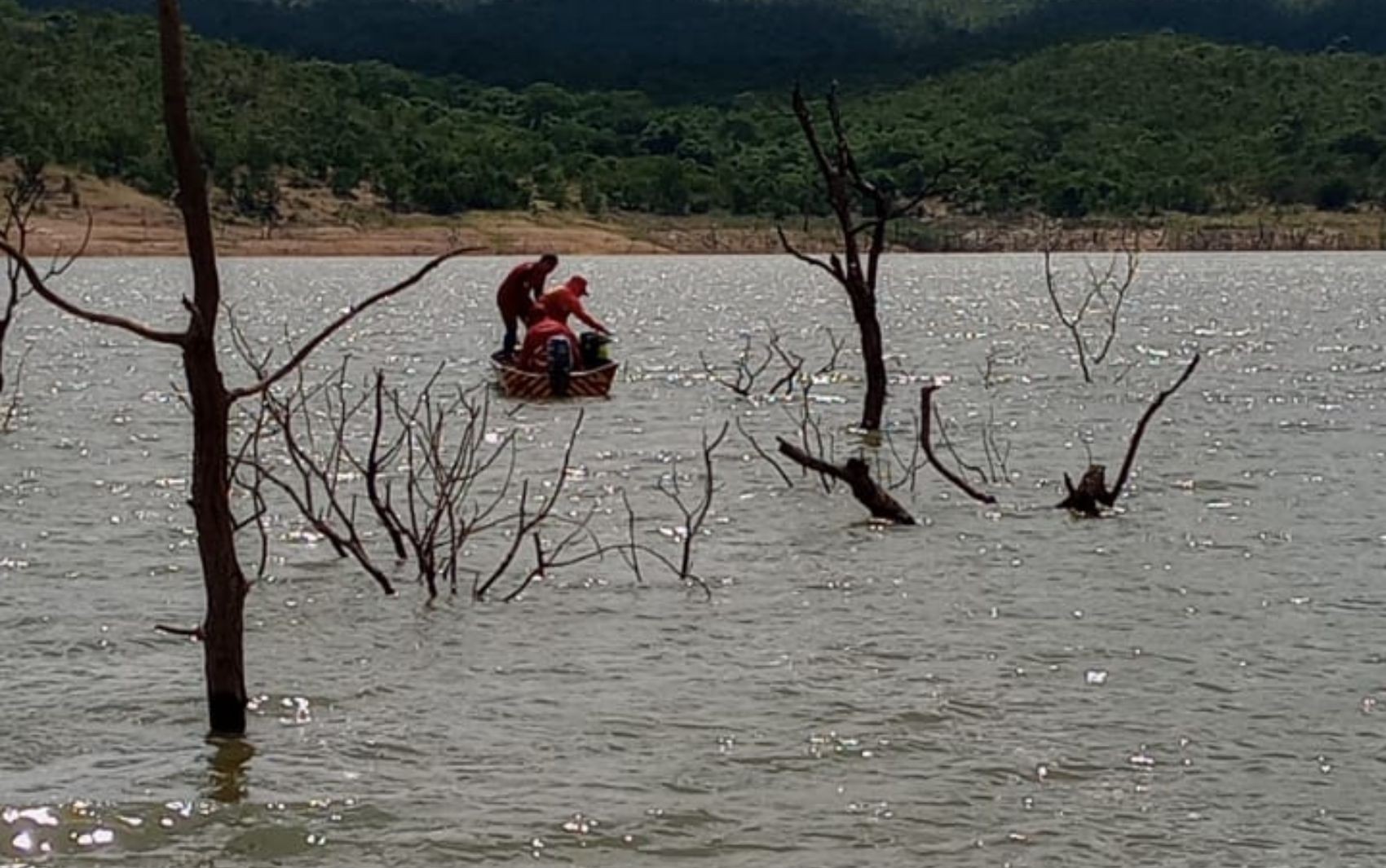 Jovem morre afogado após lancha naufragar em rio de Goiás