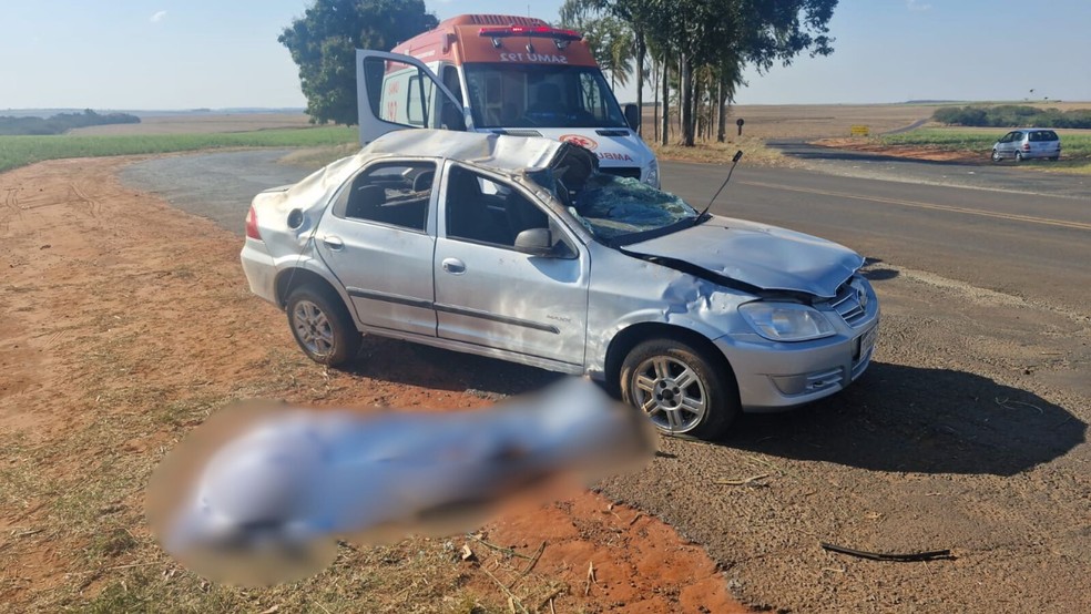Motorista morre após capotar carro em estrada municipal em Lençóis Paulista (SP) — Foto: Facebook/reprodução