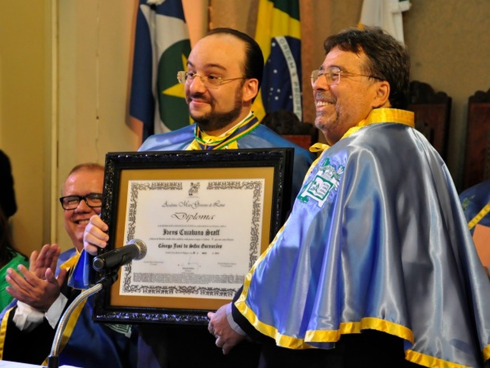 O médico e escritor Ivens Cuiabano Scaff (à esq.) recebe o diploma de membro da AML das mãos do presidente Eduardo Mahon. — Foto: Renê Dióz / G1