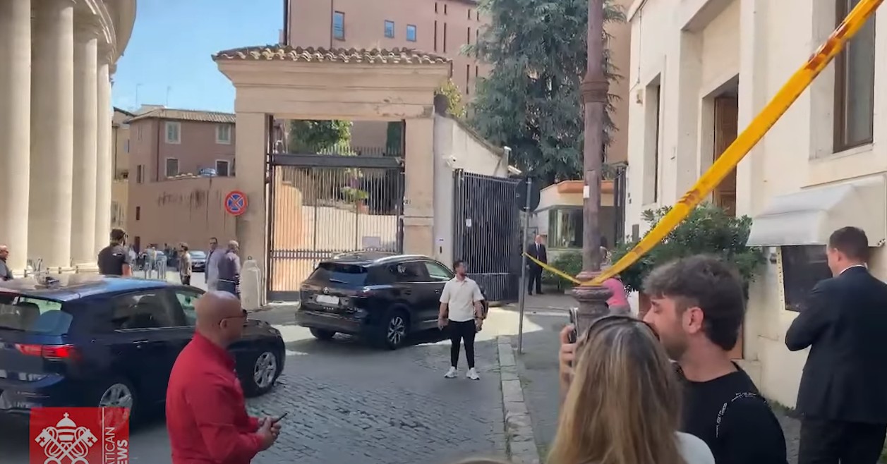 Almoço e missa 'em família': papa Leão XIV faz visita surpresa a ordem de agostinianos que fazia parte antes de ser pontífice