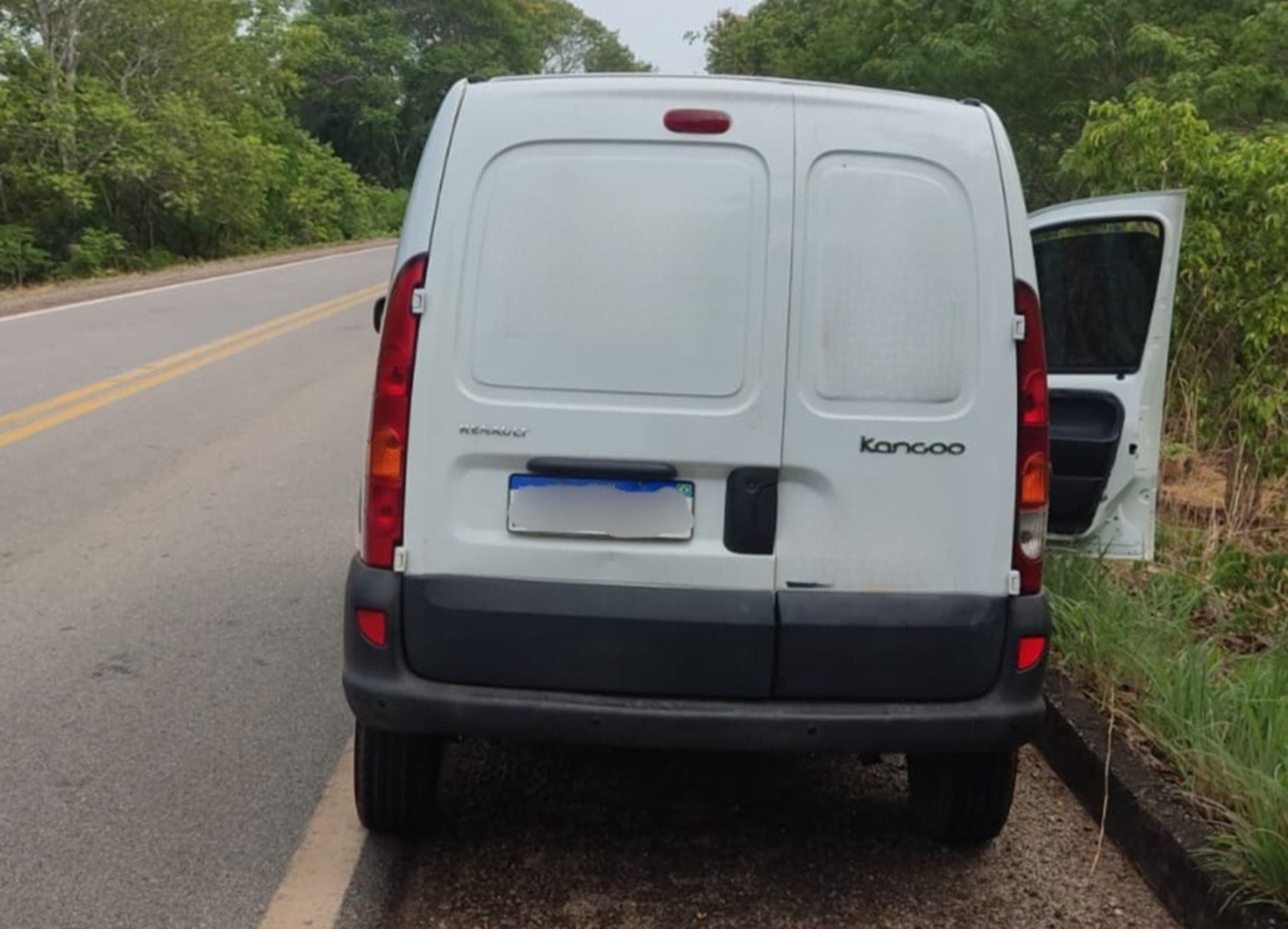 Furgão furtado de empresa de transporte é encontrado abandonado às margens da TO-348