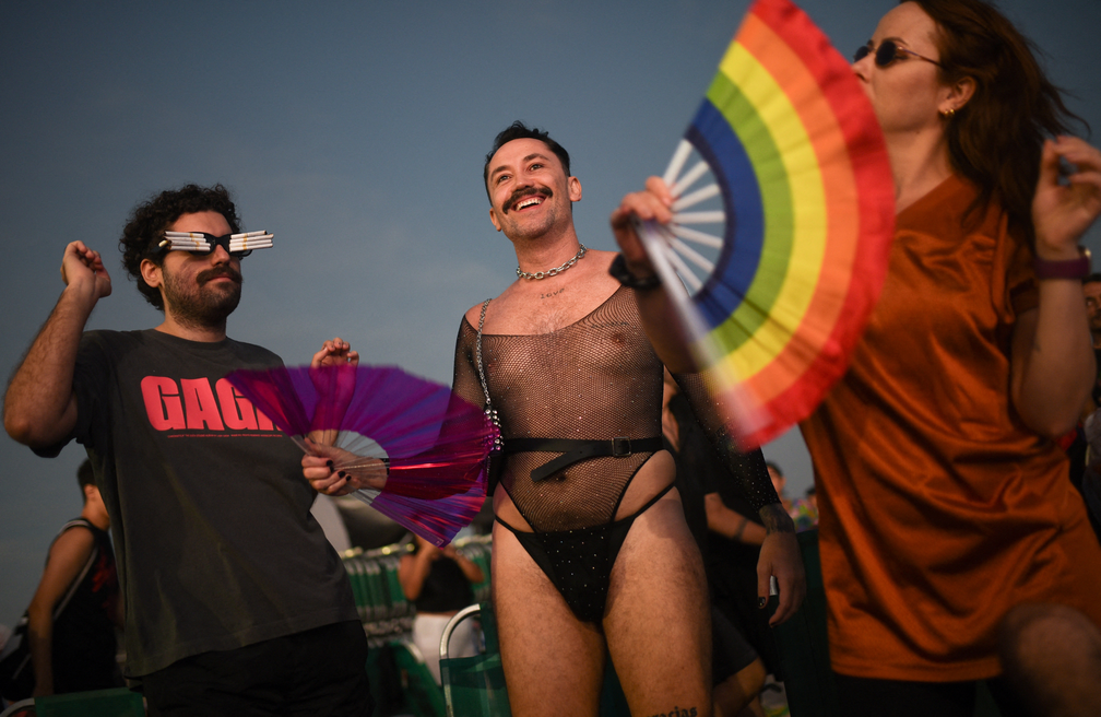 Fãs se reúnem antes do show aberto de Lady Gaga na Praia de Copacabana, no Rio de Janeiro. — Foto: REUTERS/Tita Barros