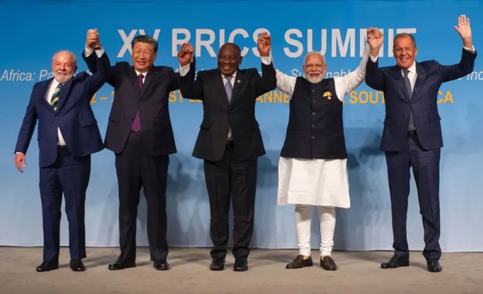 Chefes de Estado do Brasil, China, África do Sul e Índia e o chanceler russo em encontro do Brics de 2023. — Foto: Getty Images via BBC