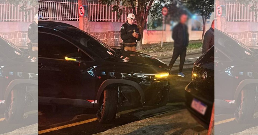 Foto feita por testemunha mostra que eixo do carro da vereadora quebrou na batida, em Curitiba — Foto: Reprodução