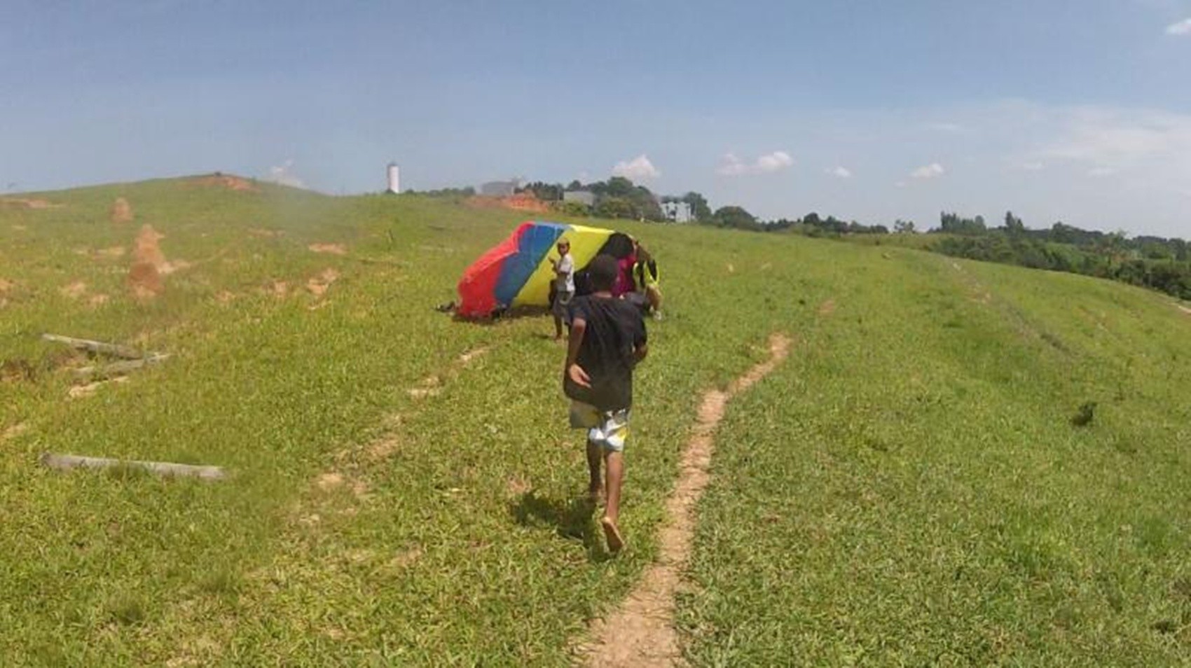 Paraquedista paraguaia cai em terreno e é socorrida por crianças em Boituva 