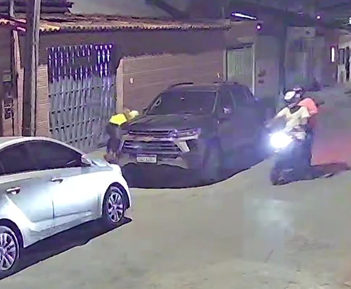 Jovem de 18 anos é baleado no meio da rua na Bahia; vítima fugiu pulando em uma perna só