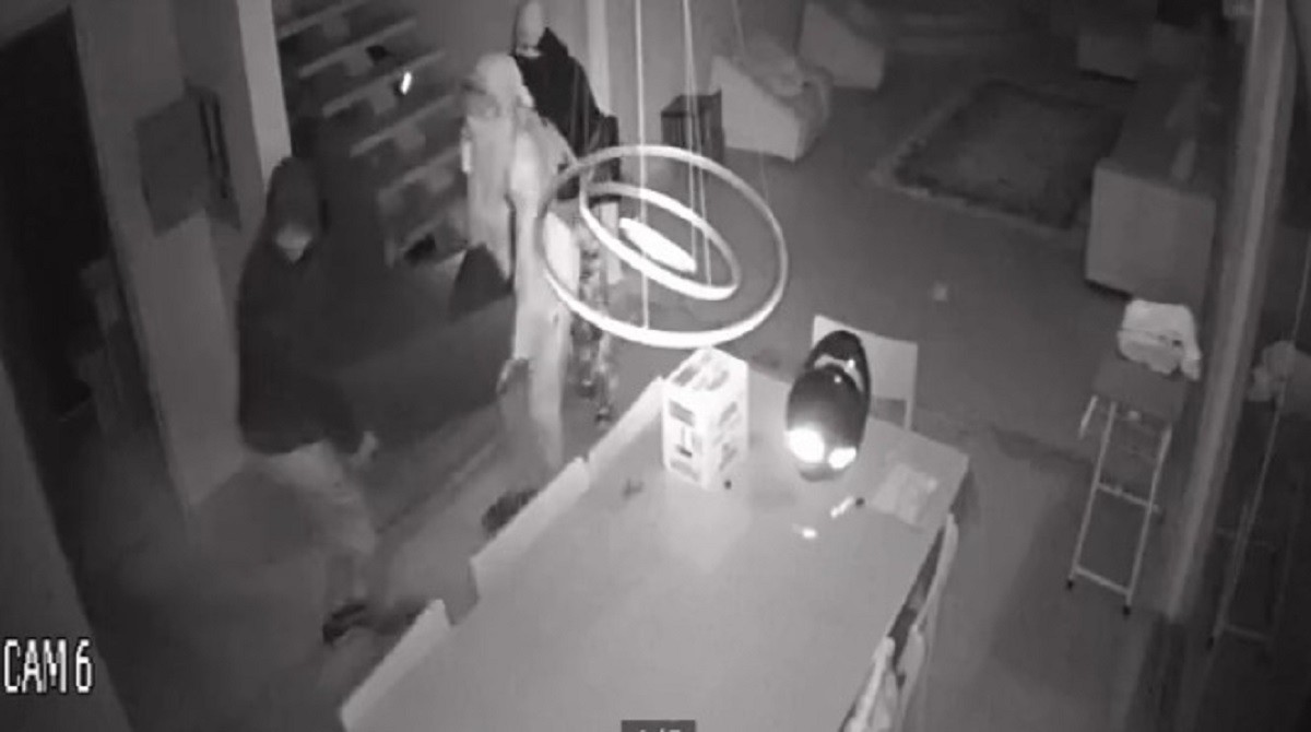Grupo invade casa e carrega cofre com quase R$ 100 mil em MG
