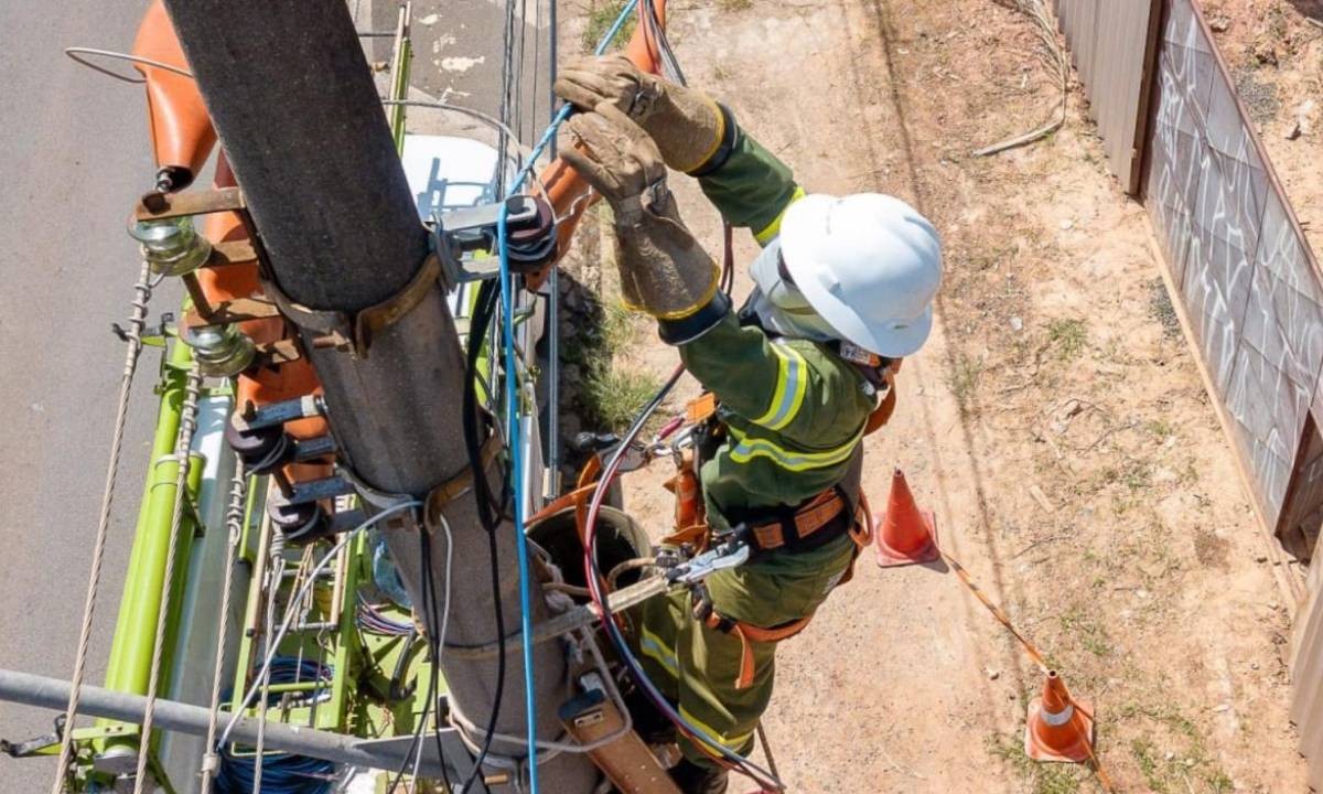 Operação retira mais de 640 toneladas de cabos de telefonia e internet instalados irregularmente em postes na Bahia