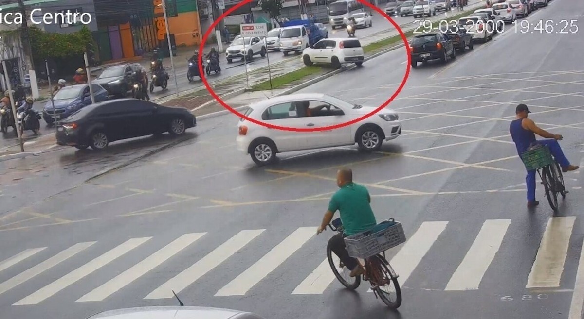 VÍDEO: Carro atravessa a ciclovia para perseguir motociclista na Av. Fernandes Lima, em Maceió