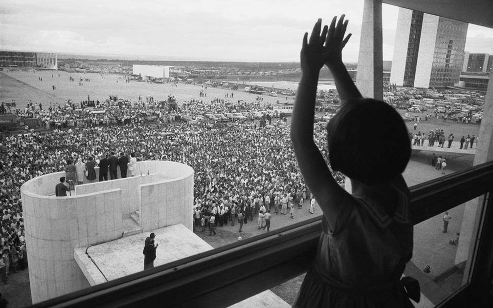 Criança junto a janela no Palácio do Planalto observa a Praça dos Três Poderes e o parlatório na inauguração de Brasília em 1960 — Foto: Arquivo Público do DF/Divulgação