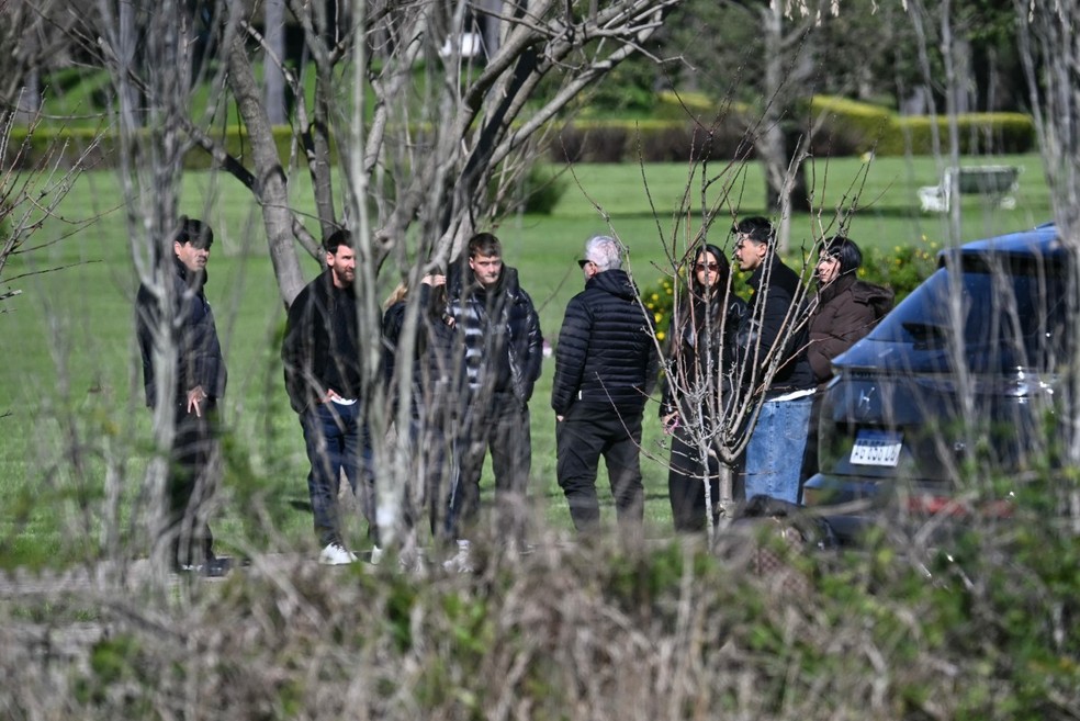 O astro do futebol argentino Lionel Messi (2º à esquerda), sua esposa Antonela Roccuzzo (3ª à direita) e familiares comparecem ao funeral de seu pai, Jorge Messi, no cemitério El Prado, nos arredores de Rosário, província de Santa Fé, Argentina, em 9 de agosto de 2026 — Foto: Foto por LUIS ROBAYO / AFP