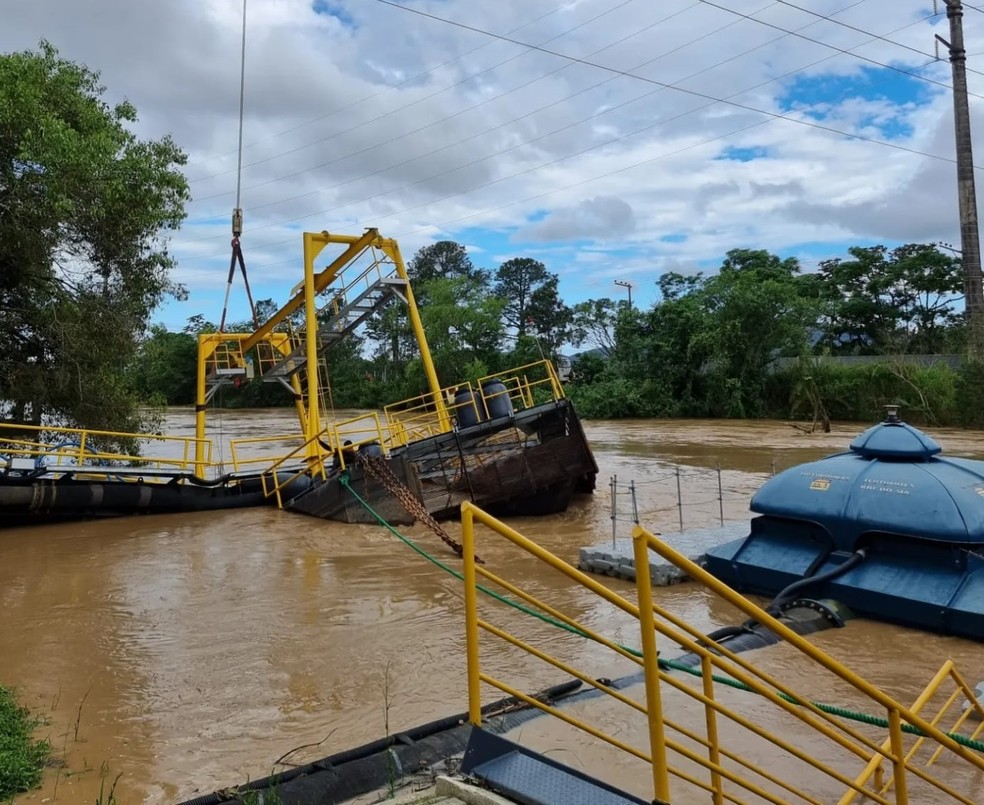 Forte correnteza do Rio Itajaí-Mirim danifica parte do sistema de captação — Foto: Reprodução