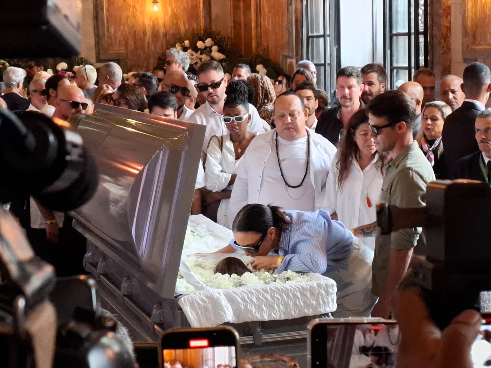 Ivete Sangalo, Carlinhos Brown e outros amigos baianos se despedem de Preta Gil no Rio de Janeiro
