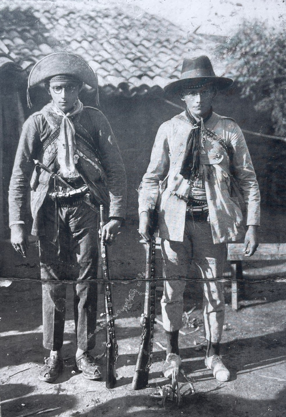 Lampião é fotografado em Juazeiro do Norte, no Ceará, ao lado do irmão Antônio Ferreira — Foto: Acervo Museu da Fotografia do Cariri/Casa de Telma Saraiva