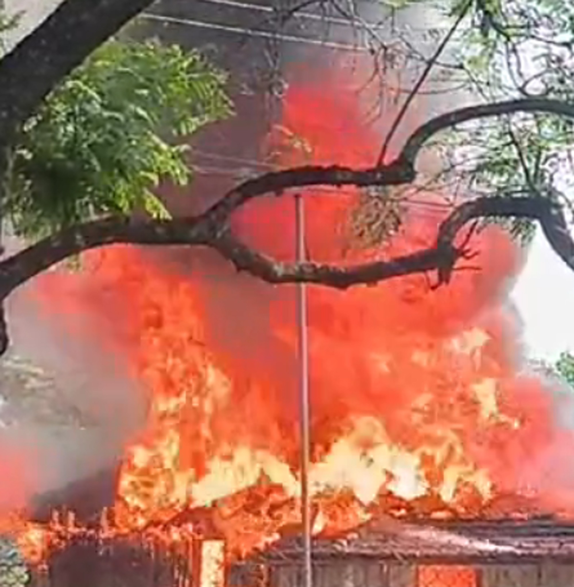 Incêndio destrói casa de madeira no Jardim Bela Vista, em Álvares Machado