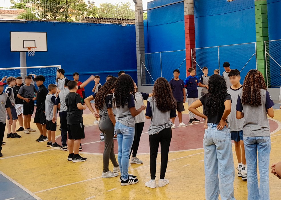 Estudantes reunidos para recreação no horário de almoço em escola estadual de período integral na Zona Sul de SP — Foto: Renata Bitar/g1