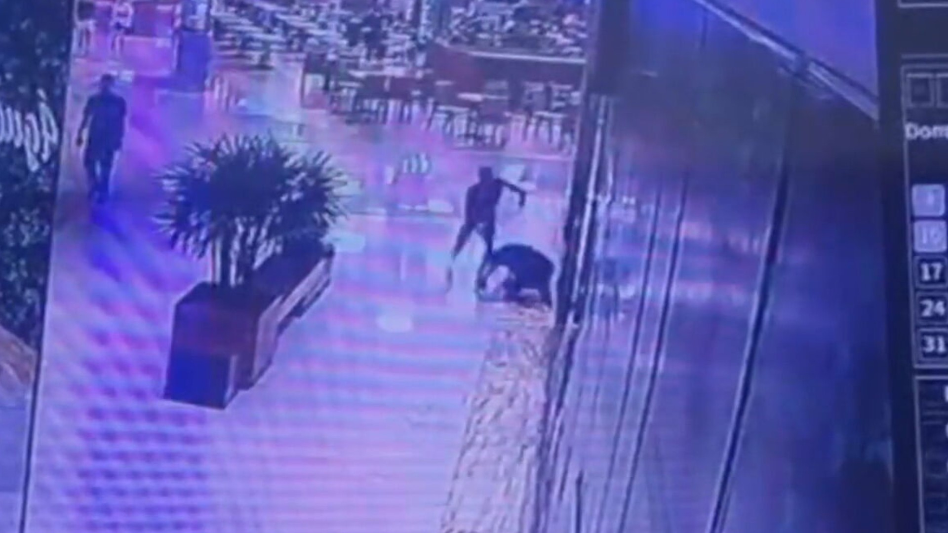 VÍDEO: homem ataca mulher com socos e chutes em shopping no DF