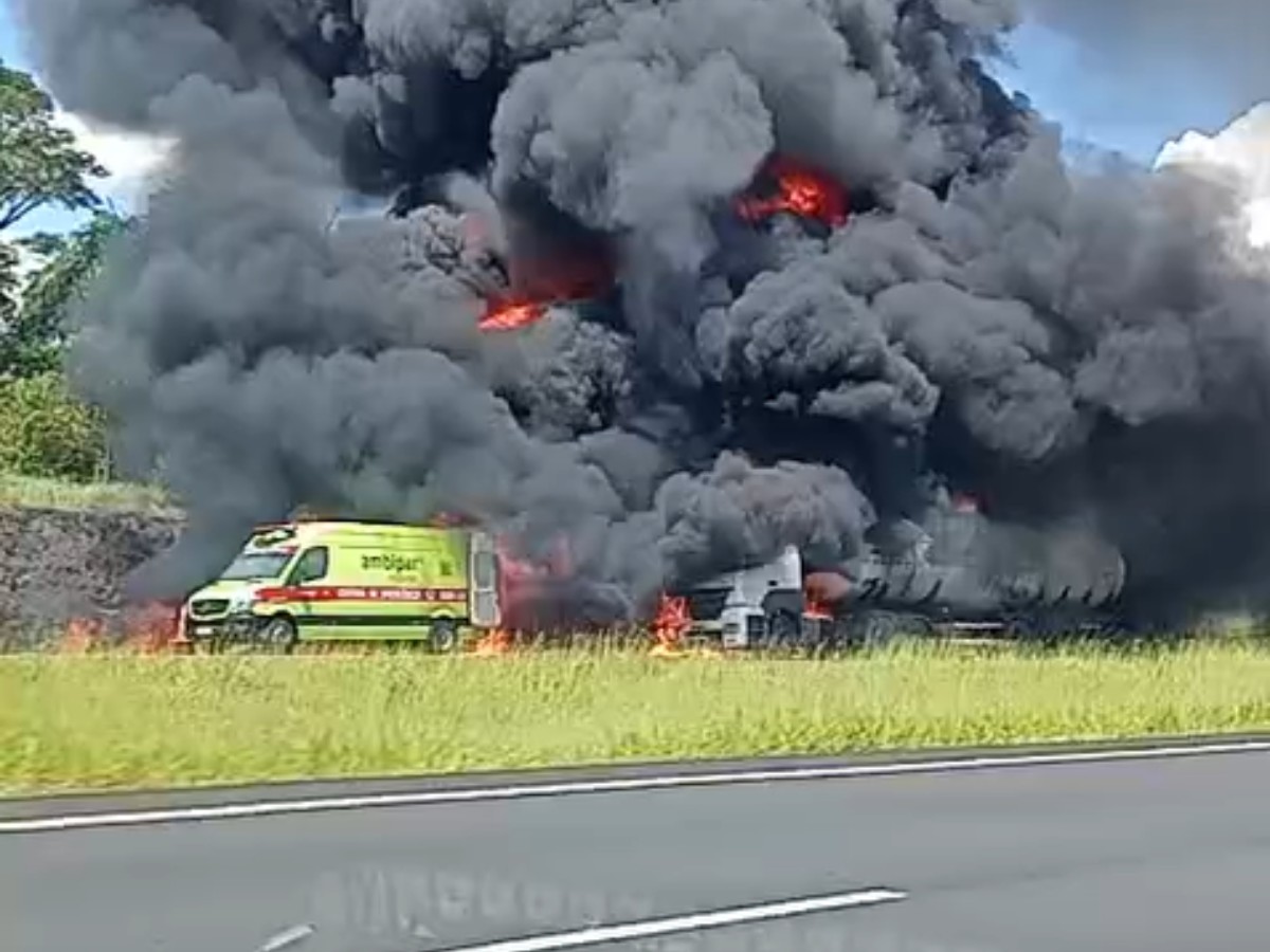 Carreta tomba na Bandeirantes e pega fogo durante transbordo de carga em Sumaré