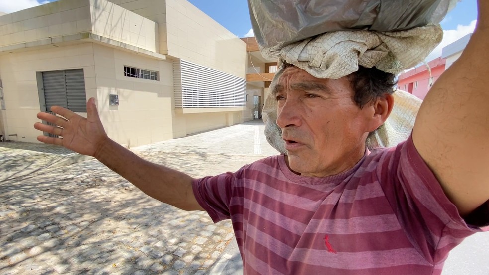 Agricultor Francisco Alves Pequeno questiona atraso na conclusão da obra do hospital de Esperança — Foto: Beto Silva/TV Cabo Branco