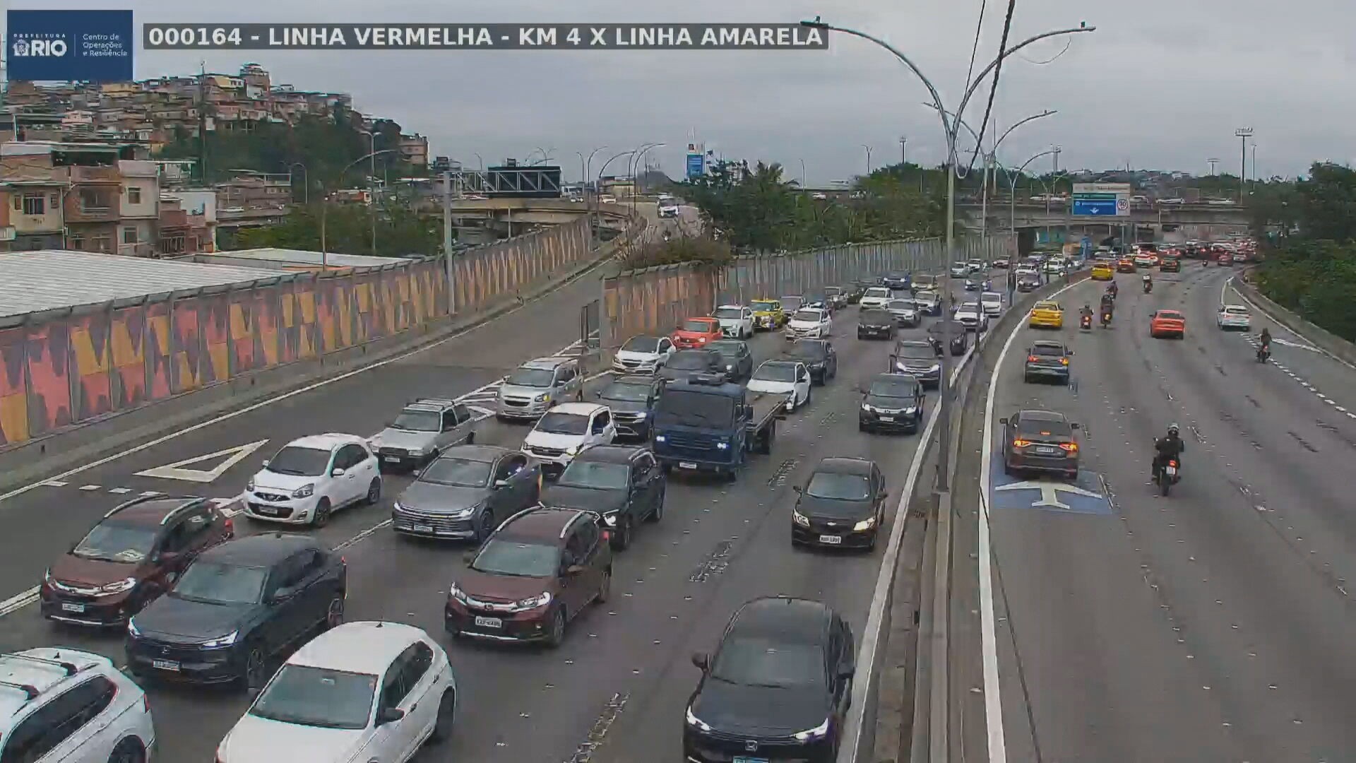 Linha Amarela é fechada após roubo de carga no Complexo da Maré 