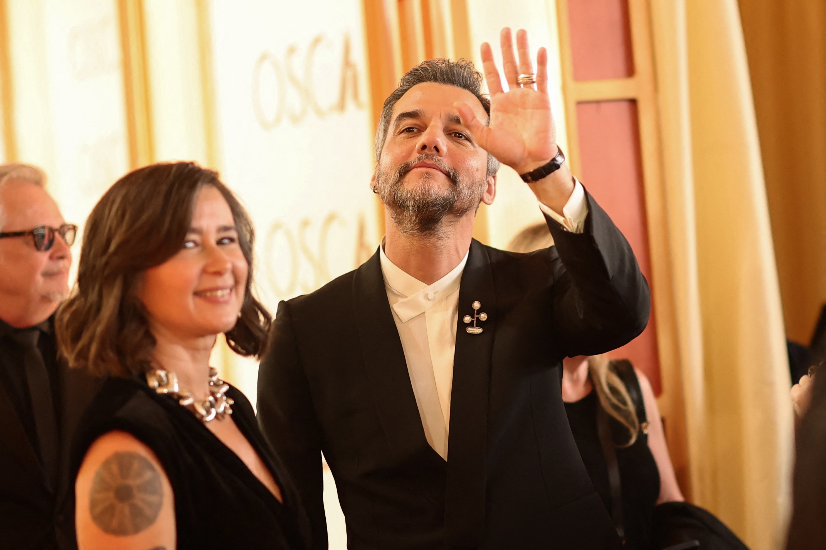 Wagner Moura posa no tapete vermelho do Oscar 2026; FOTOS