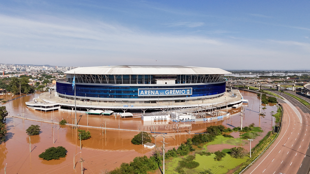 6 de maio - Área externa da Arena do Grêmio foi tomada pela água em Porto Alegre — Foto: Amanda Perobelli/Reuters