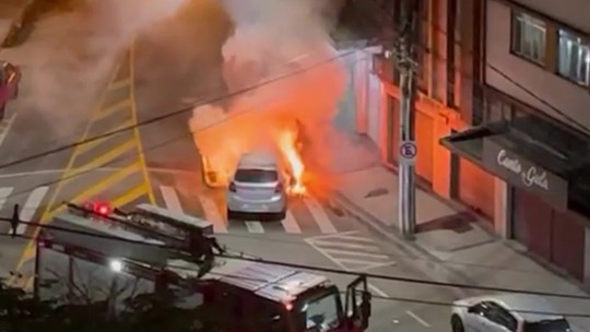 VÍDEO: 'Engolido' por chamas, fogo em carro assusta moradores na Avenida dos Andradas, em Juiz de Fora - Programa: G1 Zona da Mata 
