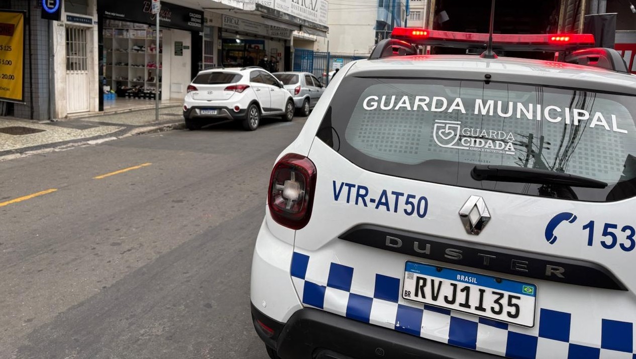 Estabelecimento é interditado durante operação de vistoria a bebidas adulteradas em Juiz de Fora