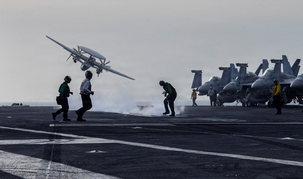 Foto de arquivo: o porta-aviões USS Abraham Lincoln durante a operação Fúria Épica, de EUA e Israel contra o Irã. — Foto: Marina dos EUA/Divulgação via Reuters