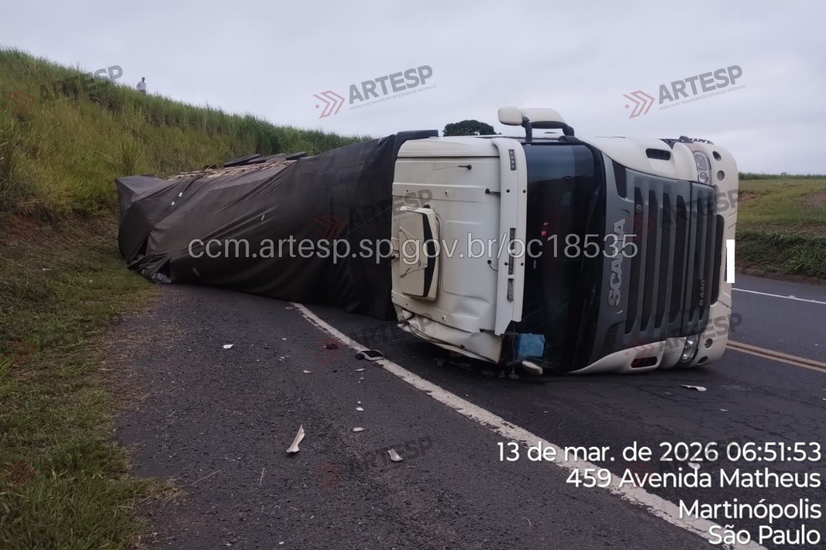 Carreta tomba após motorista dormir ao volante e interdita alça de acesso em Martinópolis